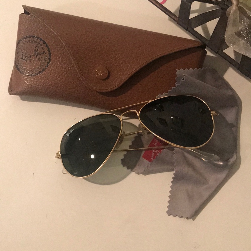 Gold and dark lens ray bans